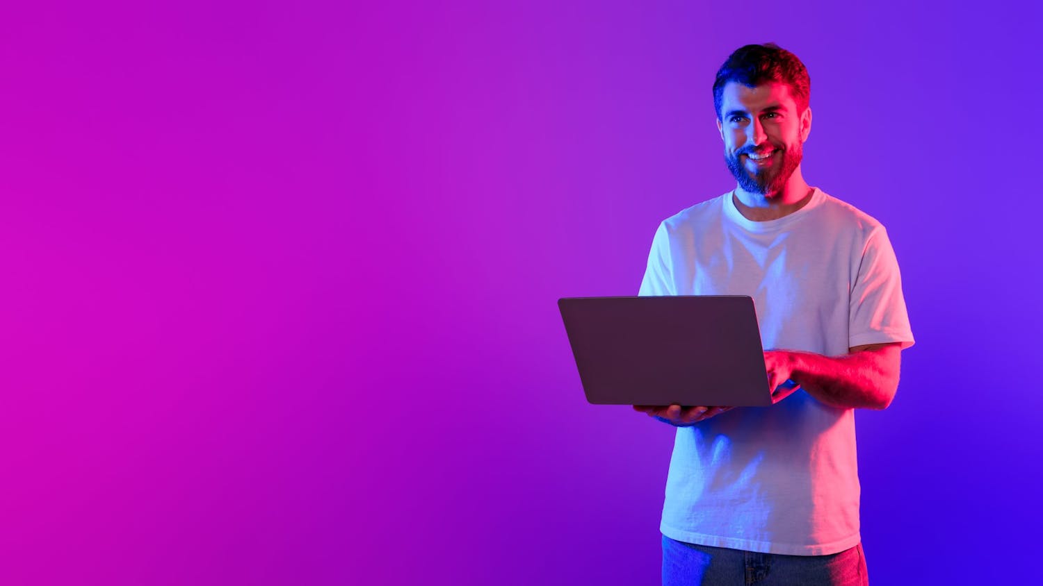 Laptop in purple light Det er grunn til optimisme hvis du fortsatt bruker Windows 10 og bor i EU/EØS-området. Du vil nemlig motta sikkerhetsoppdateringer for pc-en helt frem til oktober 2026.